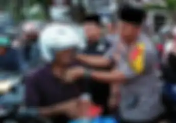 Patut Dicontoh, Polisi Bagi-bagi Helm Gratis dan Takjil Buat Para Pemotor