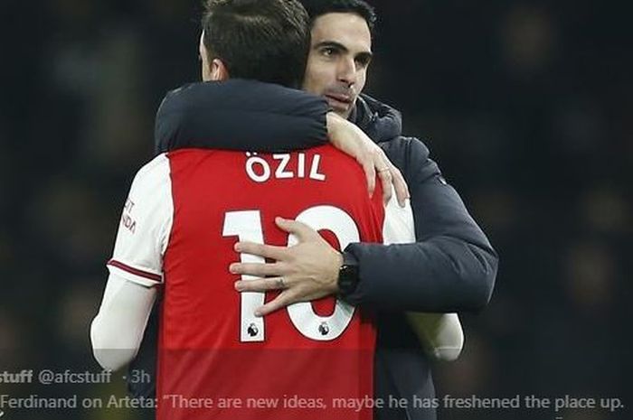 Mikel Arteta memeluk Mesut Oezil dalam pertandingan Arsenal vs Manchester United di Stadion Emirates, London, 1 Januari 2020.