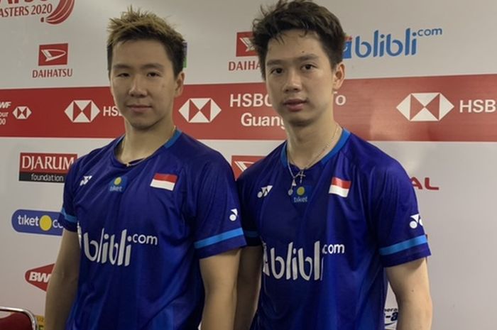 Marcus Fernaldi Gideon/Kevin Sanjaya Sukamuljo berfoto usai laga perempat final Indonesia Masters 2020, Jumat (17/1/2020) di Istora Senayan, Jakarta.