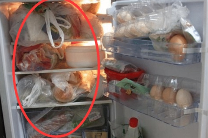 Menyimpann makanan dengan plastik di kulkas.