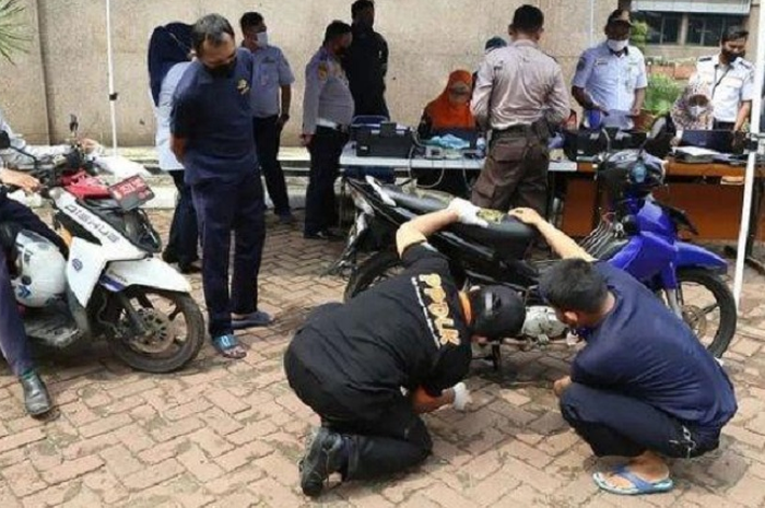 ILUSTRASI UJI EMISI. Pemilik motor dibuat heran saat razia emisi, motor lain knalpot ngebul malah lolos.