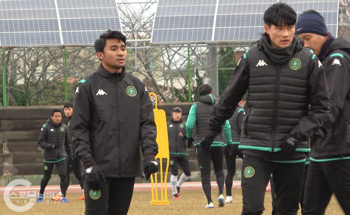 Pemain muda Indonesia, Asnawi Mangkualam telah tiba di Pula Jeju untuk menyusul rekan-rekannya di Ansan Greeners melakukan pemusatan latihan pada Kamis (18/2/2021) sore waktu setempat.