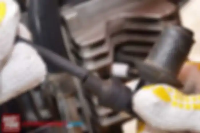 Lepas cangklong dan tempelkan langsung kabel ke pantat busi