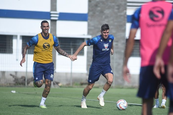 Alberto Rodriguez dan Nick Kuipers, saat menjalani sesi latihan bersama Persib Bandung.