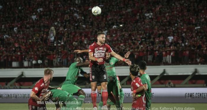 Penyerang Bali United, Ilija Spasojevic, menjulang paling tinggi dalam duel udara di laga kontra Kalteng Putra.