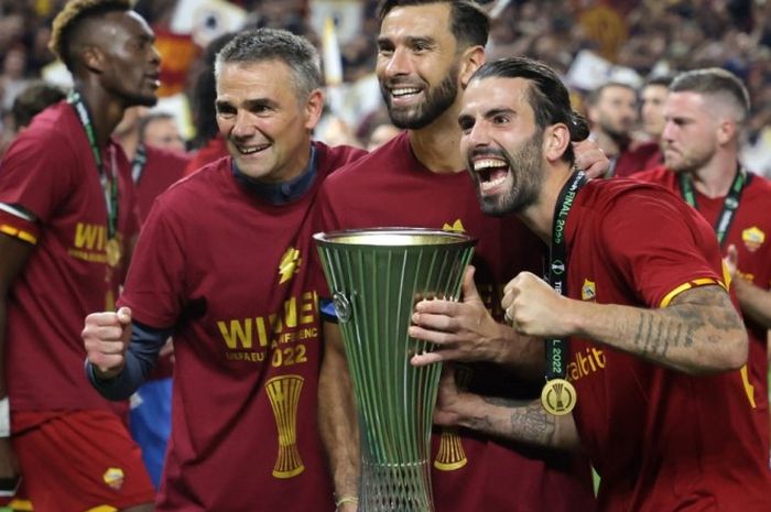 KEcbahagiaan AS Roma usai menjuarai Conference League 2021-2022.