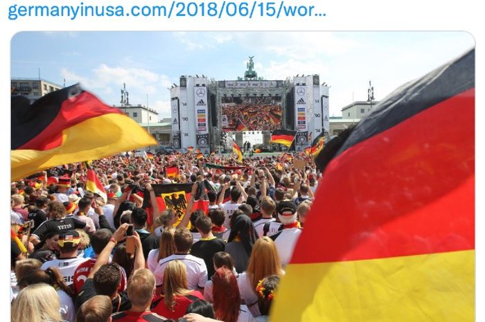 Ilustrasi suasana suporter Jerman menonton pertandingan Piala Dunia di Gerbang Brandenburg di kota Berlin. 