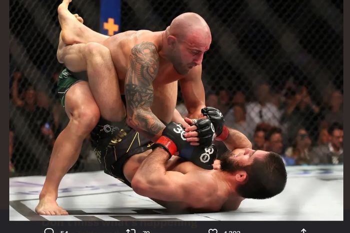 Hasil duel Islam Makhachev lawan Alexander Volkanovski pada UFC 284 dapat tudingan manipulasi.