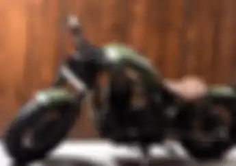 Diberi Warna Hijau Doff, Royal Enfield Bergaya Bobber Ini Jadi Sangar Banget!