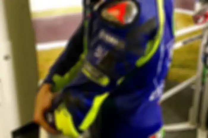 Rossi menunjukkan wearpack yang disenggol roda depan Marc