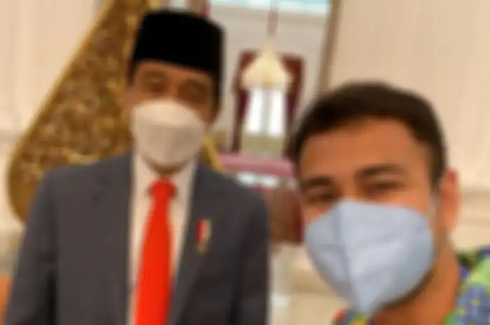 Usai menjalani vaksinasi Covid-19 tahap kedua, Raffi Ahmad mengunggah foto kebersamaannya dengan Presiden Joko Widodo.