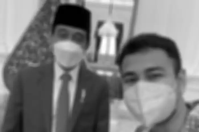Usai menjalani vaksinasi Covid-19 tahap kedua, Raffi Ahmad mengunggah foto kebersamaannya dengan Presiden Joko Widodo.