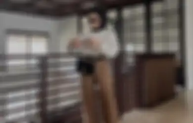 5 Cara Pakai Kemeja Putih yang Enggak Biasa Aja Buat Outfit Hijab