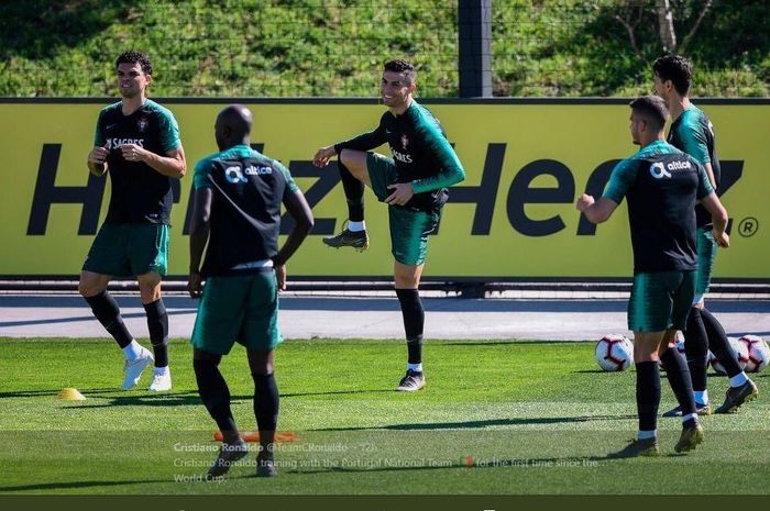 Cristiano Ronaldo menjalani sesi latihan bareng timnas Portugal.