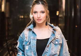 Seksinya Nia Ramadhani saat Jadi Bridesmaid di Nikahan Sahabat Pamer Belahan Dada