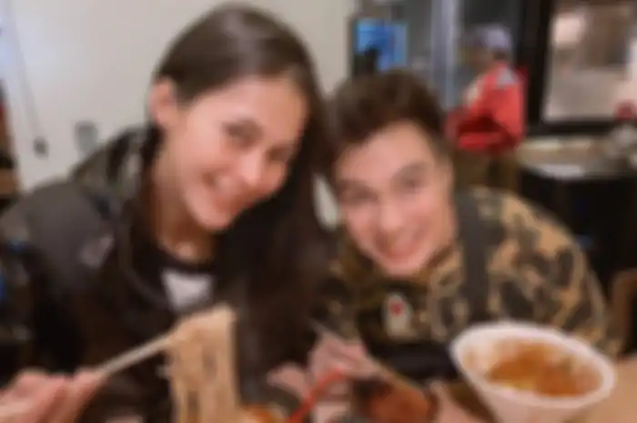 Baim Wong dan Paula Verhoeven tengah makan