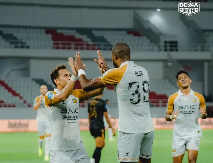 Selebrasi pemain Dewa United, Alex Martins dan Egy Maulana Vikri, saat melawan PSIS Semarang pada pekan ke-21 Liga 1 2024/2025 di Stadion Jatidiri, Semarang, Senin (3/2/2025).