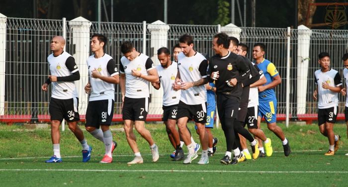 Latihan perdana Bhayangkara FC pasca-libur lebaran di Lapangan C, Senayan, Jakarta, Minggu (9/6/2019).