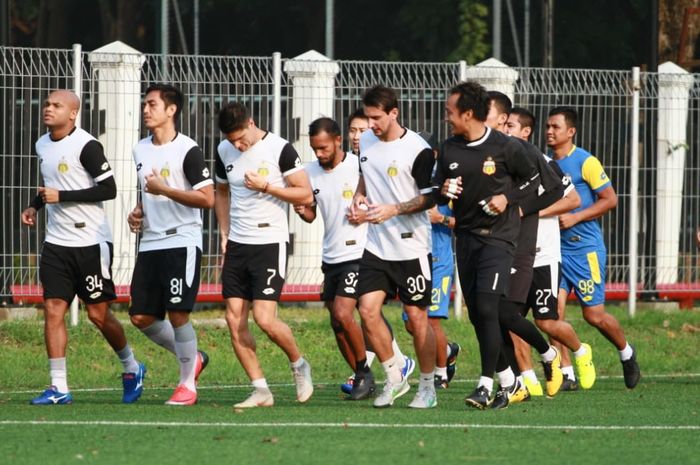 Latihan perdana Bhayangkara FC pasca-libur lebaran di Lapangan C, Senayan, Jakarta, Minggu (9/6/2019).