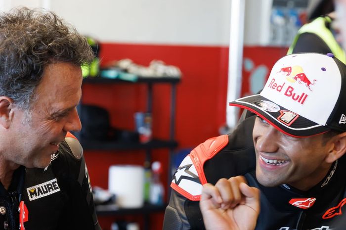 Pembalap Aprilia Racing, Jorge Martin (kanan), berbicara dengan legenda MotoGP, Loris Capirossi (kiri), dalam acara Aprilia All Stars di Sirkuit Misano, Rimini, Italia, 31 Mei 2025.