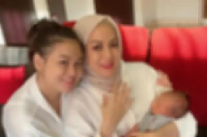 Ibunda selebgram Caca Zeta, Happy Jehan banjir hujatan lantaran larang pengujung kafenya pakai sandal jepit
