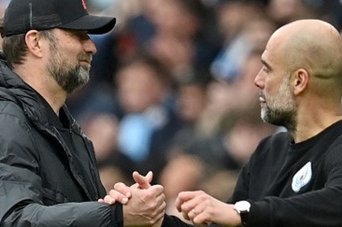 Pelatih Liverpool, Juergen Klopp (kiri), bersalaman dan pelatih Manchester City, Pep Guardiola, kompak menyindir aktivitas transfer Chelsea.