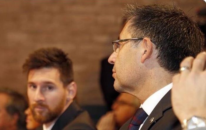 Kapten Barcelona, Lionel Messi, menatap ke arah Josep Maria Bartomeu.