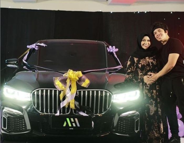 Atta Halilintar terlihat memegang perut Aurel Hermansyah saat berpose bersama mobil hadiah ulang tahun sang istri.