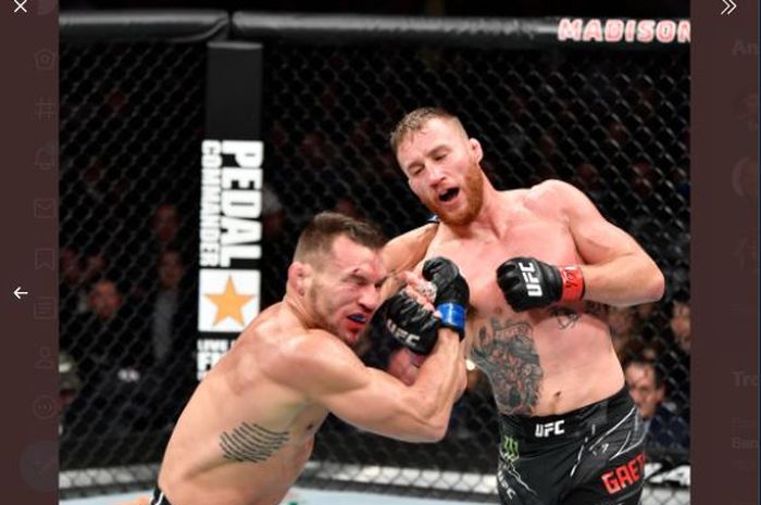 Momen Justin Gaethje (kanan) menjotos Michael Chandler (Kiri) pada UFC 268, Sabtu (6/11/2021).