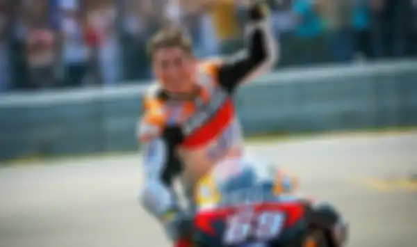 Nicky Hayden pakai nomor start 69