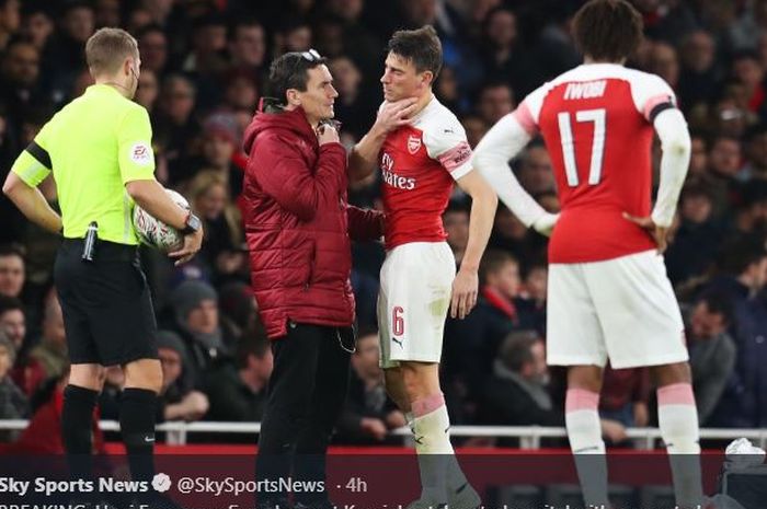 Kapten Arsenal, Laurent Koscielny, mengalami cedera rahang saat menghadapi Manchester United dalam l