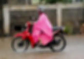 Jas Hujan Model Ponco Bisa Sebabkan Kematian Pemakainya, Ini Kata ahlinya