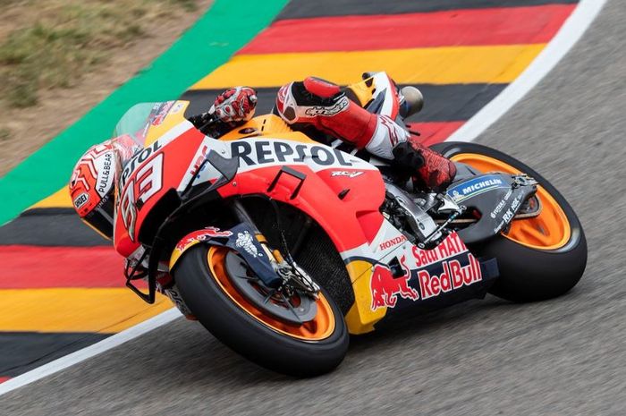 Aksi pembalap Repsol Honda yakni Marc Marquez dengan motornya pada MotoGP Jerman 2019