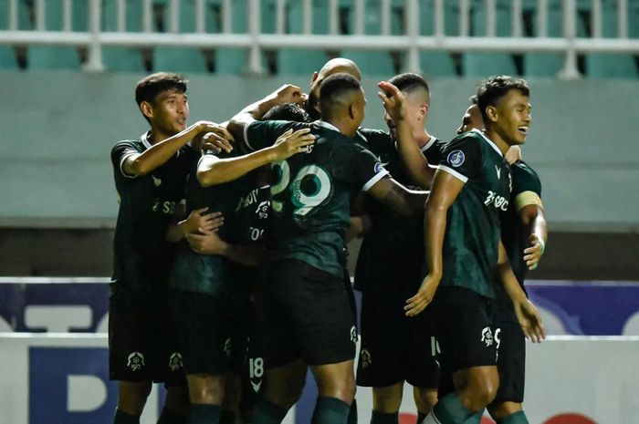 Para pemain merayakan gol yang dicetak Andy Setyo pada laga Persikabo 1973 Vs Barito Putera pada pekan ke-32 Liga 1 2022/2023. 