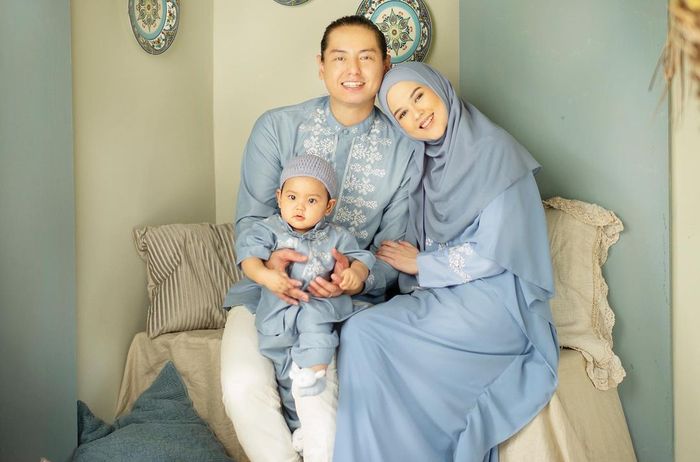 Roger Danuarta, Cut Meyriska, dan baby Shaquille dalam busana muslim