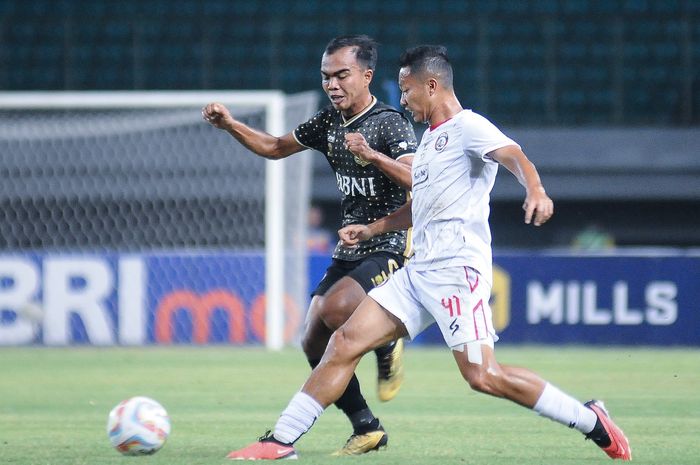 Duel Fajar Fatchurrahman dan Dendi Santoso pada laga Bhayangkara FC Vs Arema FC pada pekan ke-11 Liga 1 2023/2024.