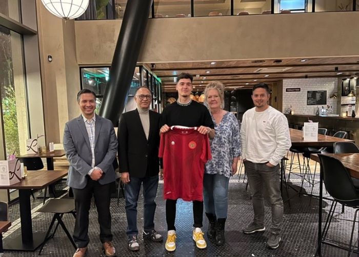 Shayne Pattynama bersama sang mama dan anggota Komite Eksekutif (Exco) PSSI, Hasani Abdulgani.