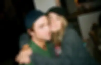 Robert Pattinson dan Suki Waterhouse Kabarnya Sudah Tunangan Sedang Nantikan Anak Pertama
