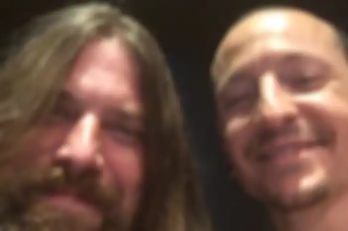 Mark Morton dan Chester Bennington
