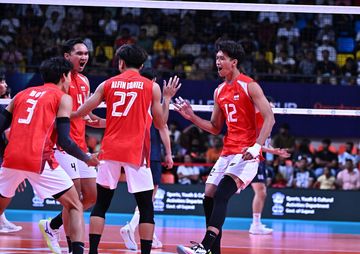 Boy Arnez Arabi, Hendra Kurniawan, Alfin Daniel, dan Rama Fazza Fauzan melakukan selebrasi saat Indonesia menghadapi Korea Selatan pada final AVC Cup 2026 di Amdavad, India, Minggu (28/6/2026).