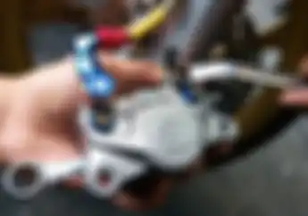 Buang Angin di Kaliper Aftermarket dengan Cara Diganjal, Biar Angin Keluar Total!
