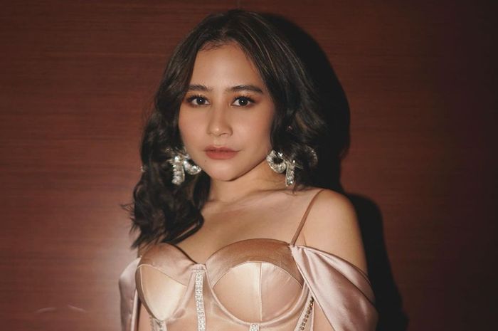 Prilly Latuconsina buka-bukaan tentang penyakit mental yang dideritanya yaitu Post Traumatic Stress Disorder.