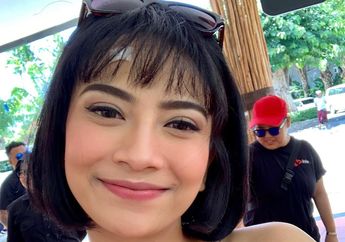 Lihat Penampilan Vanessa Angel yang Cuek dengan Kancing Terbuka Saat Ingatkan Salat Jumat ke Netizen