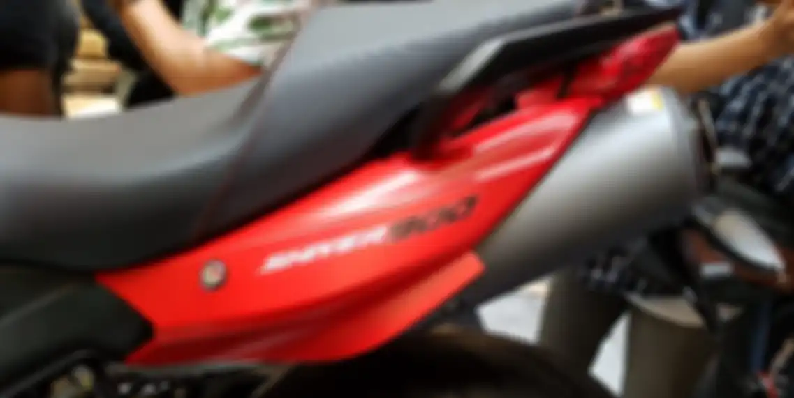 Bagian samping silencer knalpot Aprilia Shiver 900 dibekali cover 
