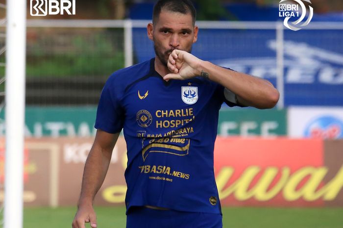 Kapten PSIS Semarang, Wallace Costa, mencetak gol ke gawang Tira Persikabo, Senin (28/2/2022)