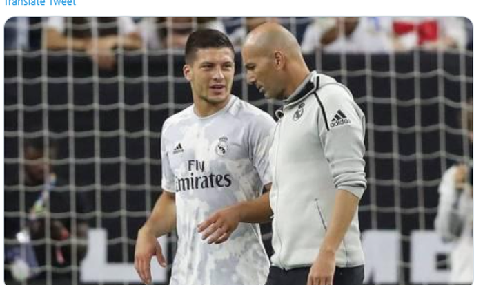 Pelatih Real Madrid, Zinedine Zidane (kanan) saat berbincang dengan Luka Jovic dalam sebuah kesempatan.