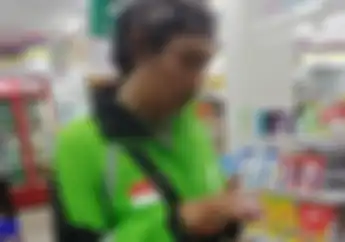 Tega Banget, Driver Ojol Mendadak Lesu Menahan Tangis, Telepon Diblokir Uang Raib