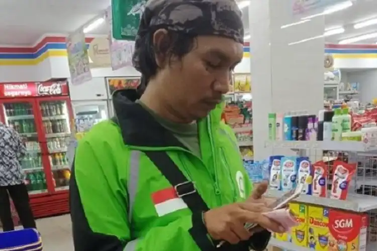 Tega Banget, Driver Ojol Mendadak Lesu Menahan Tangis, Telepon Diblokir Uang Raib