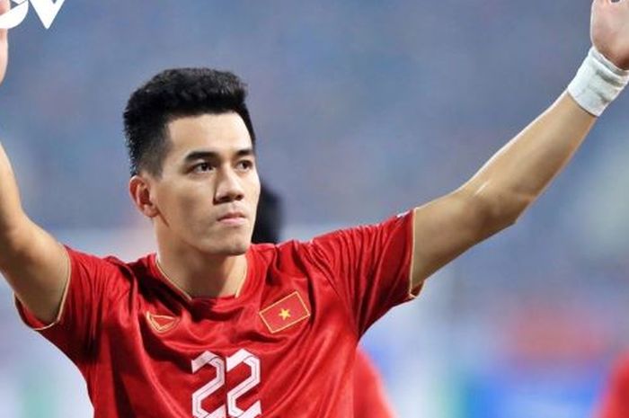 Striker Timnas Vietnam, Nguyen Tien Linh, merayakan gol ke gawang Timnas Indonesia di laga leg kedua semifinal Piala AFF 2022.