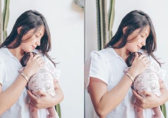 Potret Gemas Sea Dedari Situmeang Berjemur Pakai Kacamata di Pagi Hari